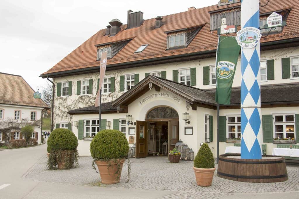 Au&szlig;enansicht Brauereigasthof Hotel Aying - Er&ouml;ffnung Restaurant 'August und Maria'