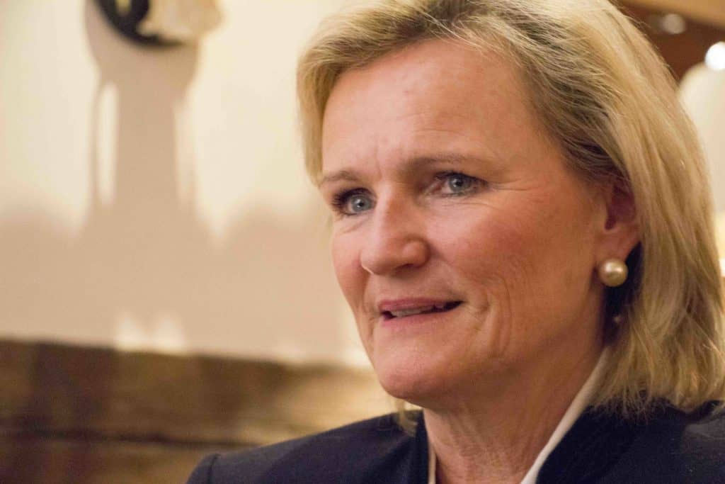Angela Inselkammer im Gespr&auml;ch im August und Maria in Aying.