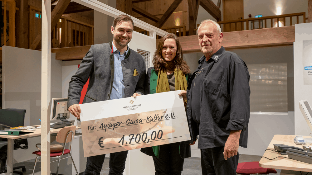 Im Sixthof Aying: Martin und Martina Prankl übergeben den Spendenscheck an Michl Wöllinger