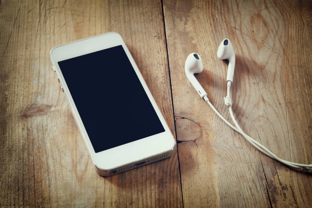 iPhone mit Kopfhörer