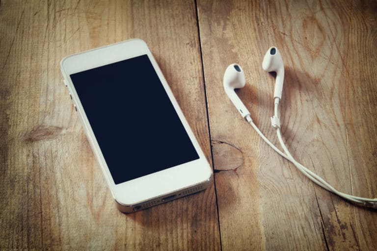 iPhone mit Kopfhörer