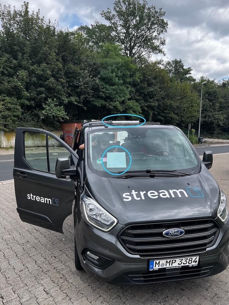 Starlink am Dach vom Bus zum Livestreamen